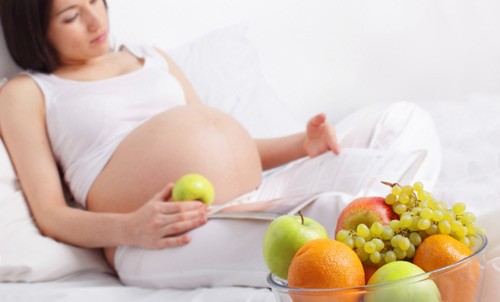 Khi có thai, thai phụ càng nên uống nhiều nước, ăn nhiều thức ăn có chất xơ như rau củ quả. Hạn chế thức ăn nóng nhiệt, không nên ăn nhiều muối, đường. Đặc biệt không sử dụng thức ăn có chất kích thích.