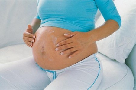 4. Bệnh về da: Khi có thai, người phụ nữ thường phải đối mặt với các thay đổi về da nốiạm da, vàng da, ngứa, rạn nứt da.