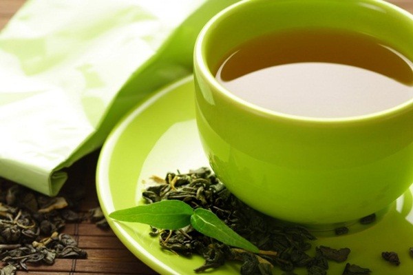 3. Dùng trà thảo dược: Thay vì những loại thuốc giảm đau tức khắc, hãy dùng trà thảo dược. Các vị bạc hà, gừng, hoa cúc phát huy tác dụng thư giãn đầu óc và tốt cho sức khỏe.