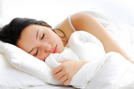 Đặt lưng xuống ngủ liền: Dấu hiệu: Vừa nằm xuống vài phút sau đã ngáy liền, như thể ngủ rất say. Bệnh có thể mắc: Hội chứng ngừng thở hoặc não thiếu oxy.