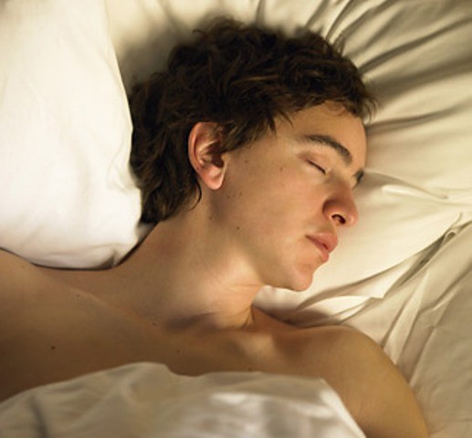 Theo nghiên cứu của trường Đại học Emeri, những người chìm vào giấc ngủ nhanh thường có hiện tượng ngừng thở trong khi ngủ, tình trạng này có thể khiến huyết áp tăng cao, tăng nguy cơ mắc bệnh tim mạch.