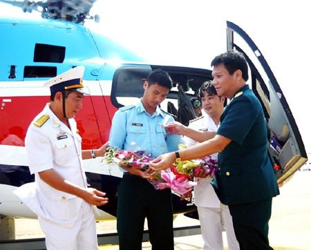 Thiếu tướng Hà Tiến Dũng (thứ nhất, bên phải), TGĐ Tổng công ty Trực thăng Việt Nam chúc mừng các học viên hoàn thành tốt chuyến bay.