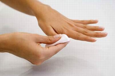 Do đó, hãy cắt móng tay và móng chân thường xuyên. Nếu bạn thích để móng tay dài, hãy chắc chắn bạn luôn giữ cho chúng sạch sẽ. Khi bạn không tuân thủ vệ sinh móng tay, móng chân, có thể bạn sẽ bị các bệnh nhiễm trùng trên móng và gây đau đớn.