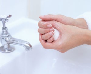2. Rửa tay - ngay cả khi bạn không nhìn thấy tay bẩn: Việc bạn rửa tay thường xuyên là cách quan trọng nhất để ngăn ngừa các ổ vi trùng tồn tại trên tay bạn, lây lan xung quanh nhà. Vì thế, hãy rửa tay sạch sẽ sau khi đi vệ sinh, chạm vào rác thải, tiếp xúc với động vật, mặc quần áo có vết thương hoặc khi dùng tay sử dụng thuốc mỡ/kem bôi da, chế biến thực phẩm và trước khi ăn. Để ghi nhớ việc này, bạn có thể mua một vài chai nước rửa tay và để xung quanh nhà, nơi có sẵn vòi nước.