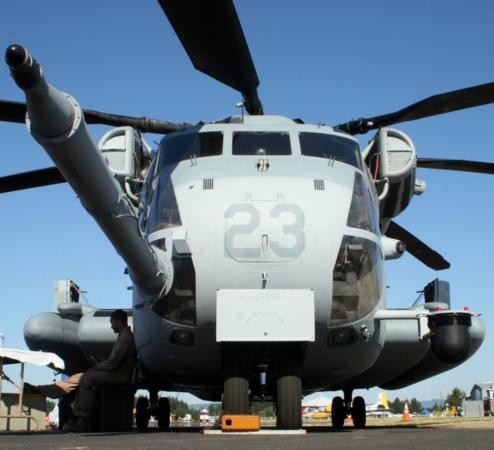 Càng nhận dầu trên không của trực thăng vận tải hạng nặng CH-53 Super Stallion.