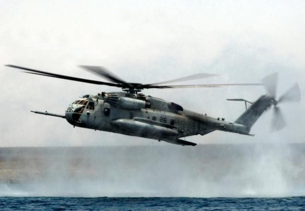 Trực thăng vận tải hạng nặng CH-53 Super Stallion bay là là trên mặt biển thực hiện nhiệm vụ thả hàng hoặc xuồng cao su cho biệt kích