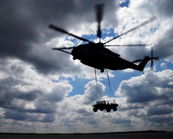 Trực thăng vận tải hạng nặng CH-53 Super Stallion cẩu hàng quân sự
