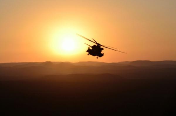 Trực thăng vận tải hạng nặng CH-53 Super Stallion bay trong ánh chiều tà