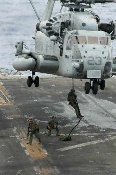 Trực thăng vận tải hạng nặng CH-53 Super Stallion trên tàu sân bay