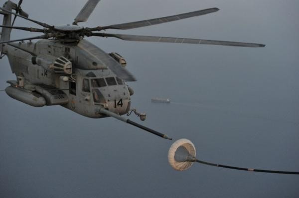 Trực thăng CH-53 Super Stallion nhận dầu từ máy bay tiếp liệu