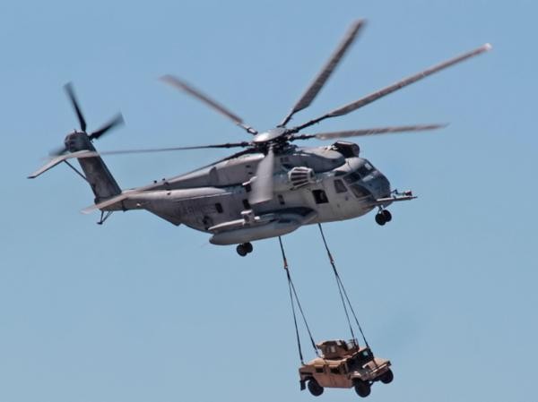 Trực thăng CH-53 Super Stallion cẩu xe dã chiến