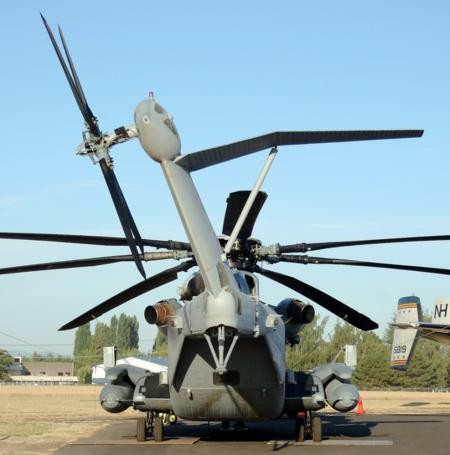 Trực thăng vận tải hạng nặng CH-53 Super Stallion nhìn từ phía sau