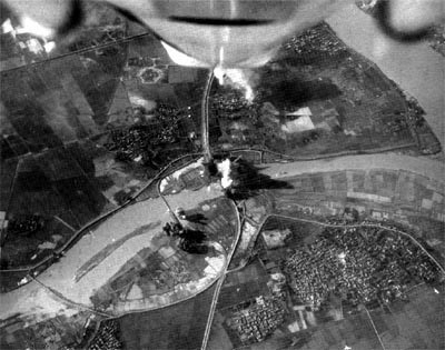Máy bay Mỹ tấn công nút giao thông cầu Giẽ (ảnh chụp từ máy bay A-4)