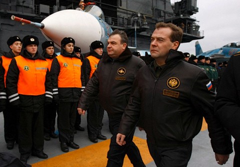 Cựu bộ trưởng QP và lãnh đạo Nga thăm tàu sân bay Kuznetsov (ảnh tư liệu minh họa)