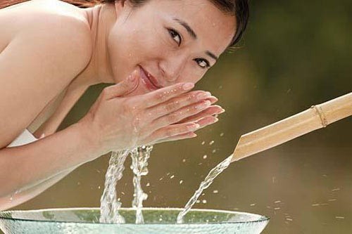 4. Giữ sạch cơ thể: Hãy tắm hàng ngày đặc biệt là nếu bạn đang sống trong một đất nước nhiệt đới như Việt Nam. Trong thực tế, bạn có thể tắm hai đến ba lần trong mùa hè. Tắm trong nước lạnh hoặc ấm tùy thuộc vào điều kiện khí hậu và thời tiết mỗi ngày, có như vậy bạn mới khỏe mạnh.