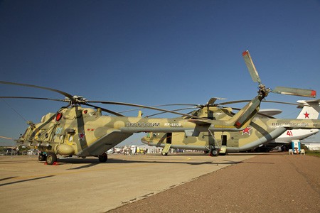 Máy bay trực thăng Mi-171 (ngoài cùng, bên trái) của Không quân Nga.