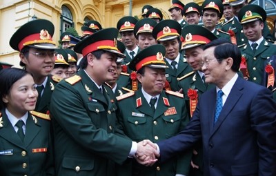 Chủ tịch nước Trương Tấn Sang gặp gỡ, động viên tuổi trẻ Quân đội trong dịp kỷ niệm 60 năm ngày thành lập Chi đoàn Thanh niên Cứu quốc trong Quân đội (1952-2012). Ảnh: Nguyễn Minh.