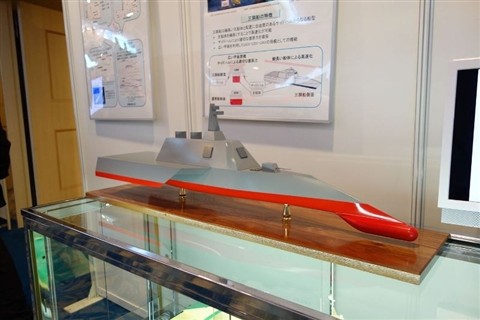 Mô hình tàu tuần duyên 3 thân của Nhật Bản.
