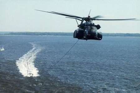 Hiện hải quân Mỹ thường sử dụng trực thăng trong nhiệm vụ này