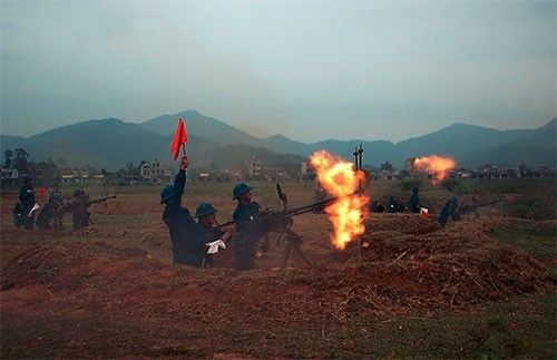 Các xạ thủ khẩu đội 12,7mm của Công ty Cổ phần Thủy điện Thác Bà (Yên Bái) thực hành tiêu diệt mục tiêu ban ngày.