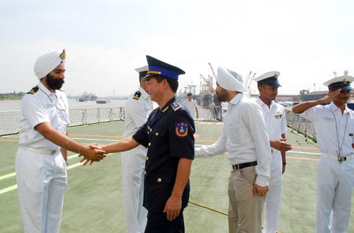 Đoàn Cảnh sát biển Ấn Độ được đón tiếp nồng hậu.