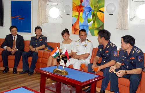 Đoàn Cảnh sát biển Việt Nam lên tham quan tàu