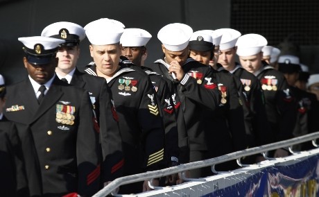 Các cựu lính Không quân và Hải quân Mỹ tập trung tham dự buổi lễ chia tay USS Enterprise.
