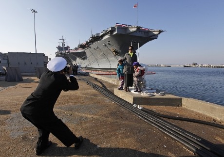 Nhiều người chụp ảnh kỷ niệm với tàu sân bay USS Enterprise .