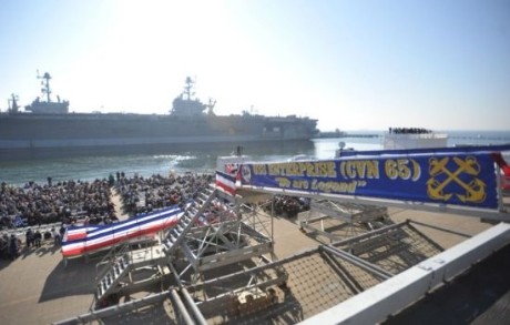 Quang cảnh tàu sân bay USS Enterprise của Mỹ trong ngày 1 tháng 12 .