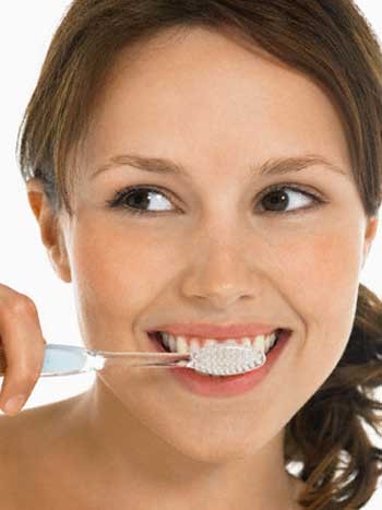 Đánh răng – giảm 80% nguy cơ ung thư đầu cổ: Một nghiên cứu của TT Nghiên cứu Ung thư ở NewYork (Mỹ) chỉ rõ, đau răng trong thời gian dài sẽ làm tăng tới 80% nguy cơ ung thư phần đầu và cổ.