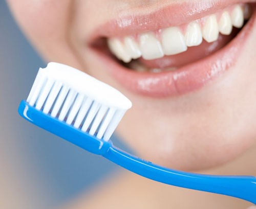 Cách phòng ngừa rất đơn giản, chỉ cần đánh răng định kỳ 3 lần/ngày đồng thời dùng chỉ nha khoa để làm sạch các kẽ răng là được.