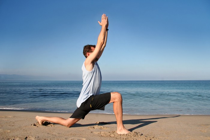 Nếu không có điều kiện tập Yoga, thì nên nằm ngửa, thả lỏng người, để cho mỗi vị trí của cơ thể đều tiếp xúc với mặt giường, như thế cũng có thể giảm bớt được đau lưng.