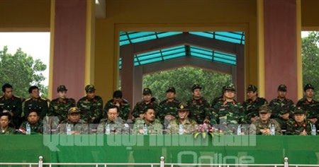 Đại tá Lê Xuân Khanh, Phó Cục trưởng Cục Đối ngoại (Bộ Quốc phòng) phát biểu khai mạc buổi giao lưu bắn súng