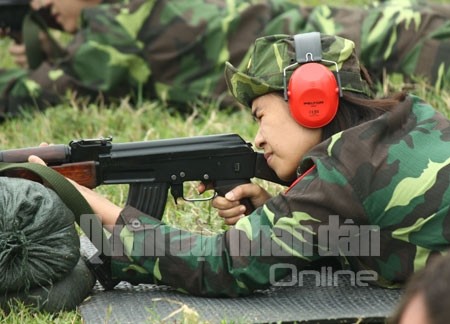 Một nữ xạ thủ của Quân đội nhân dân Việt Nam tham gia giao lưu ở nội dung bắn súng AK