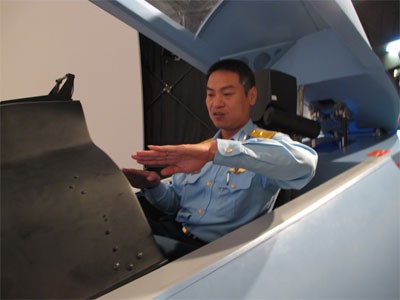 Thiếu tá Bùi Đình Hậu bên khoang lái mô phỏng máy bay SU 30MK