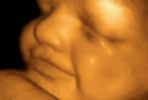 Khi được 24 tuần tuổi: Lúc này em bé nặng khoảng 1,4 kg và có những phản ứng với âm thanh bên ngoài bằng cách di chuyển hoặc làm tăng nhịp tim. Lúc này tai trong của em bé đã phát triển đầy đủ và có khả năng cảm nhận trong bụng mẹ.
