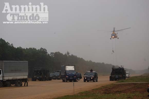 Bộ Công an đã tăng cường lực lượng và phối hợp với Quân chủng Phòng không, Không quân. Bộ Quốc phòng điều hai máy bay trực thăng đến hỗ trợ.