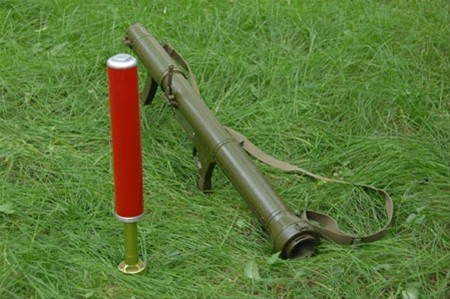 Một loại súng phóng lựu không giật dùng để bắn đạn dập lửa có cấu tạo tương tự súng chống tăng Bazooka