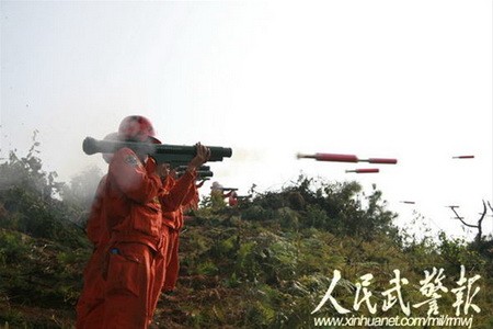 Lính cứu hỏa Trung Quốc diễn tập sử dụng súng phóng lựu để chữa cháy