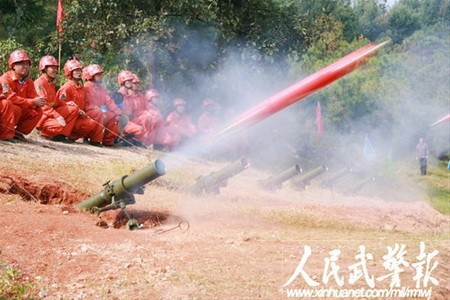 Lính cứu hỏa Trung Quốc diễn tập chữa cháy bằng pháo cối 105 mm