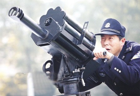 Một cảnh sát Trung Quốc đang thử dùng một khẩu súng phóng lựu tự động bắn đạn chữa cháy. Giới chuyên môn khẳng định với khẩu súng này, họ có thể bắn đạn chữa cháy chính xác vào những căn phòng chung cư cao hàng trăm mét.