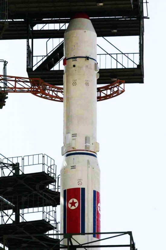 Tên lửa Unha-3 sẵn sàng trên bệ phóng