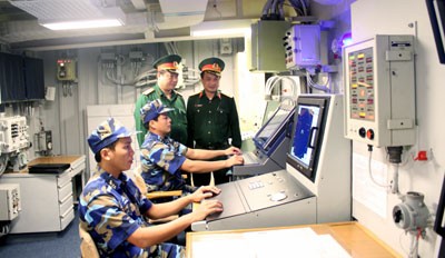 Sĩ quan trẻ tàu Lý Thái tổ tác nghiệp trên màn hình kỹ thuật số
