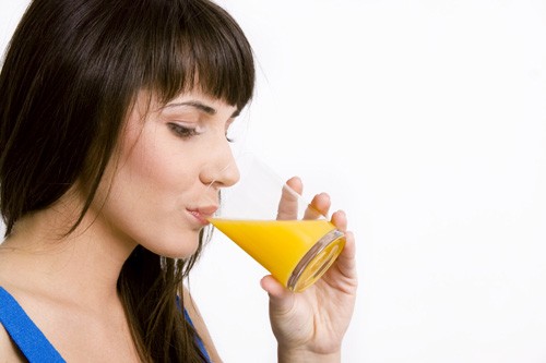 Uống nước cam mỗi ngày rất tốt cho sức khỏe và trong phòng ngừa ung thư (Ảnh: Internet)