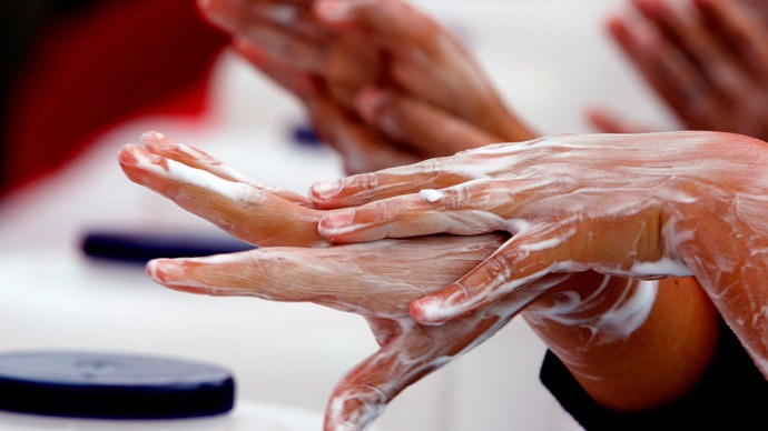 Rửa tay bằng xà phòng diệt khuẩn chứa triclosan gây nguy hại đến chức năng gan (Ảnh: Internet)