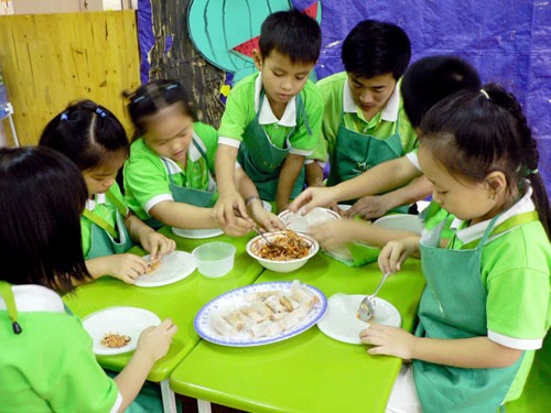 Trẻ học làm bánh - một khóa học kỹ năng sống do Trung tâm phát triển Kỹ năng sống IDO tổ chức. Ảnh: Người lao động