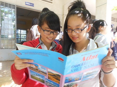 Atlat địa lý Việt Nam được phép mang vào phòng thi trong tất cả các kỳ thi (Ảnh: baodongnai.com.vn)