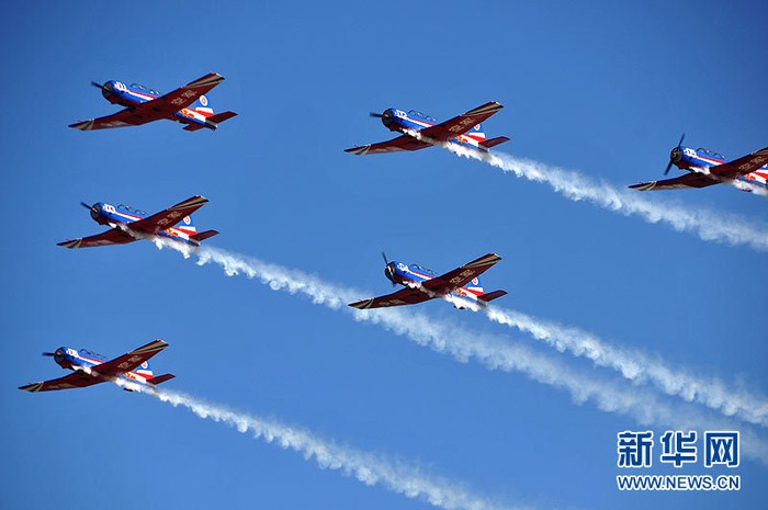 Ngày 25/8/2011, không quân Trung Quốc thành lập 2 phi đội biểu diễn “Đôi cánh bầu trời” và “Đại bàng đỏ”. Đây là hình ảnh phi đội "Đôi cánh bầu trời" đang biểu diễn.