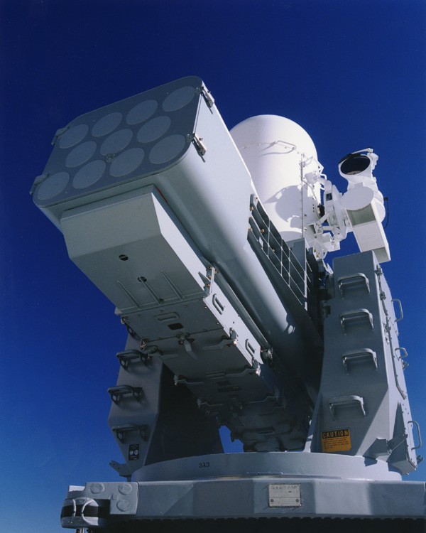 Hệ thống SeaRAM sử dụng máy phóng tên lửa 11 nòng, được trang bị radar tìm kiếm số hóa sóng ngắn J, radar đeo bám xung-Doppler và linh kiện truyền quang điện.