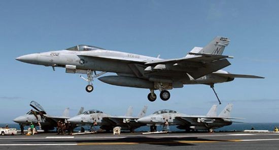 F/A-18E Super Hornet là loại máy bay chiến đấu đa năng 1 chỗ ngồi của hải quân Mỹ